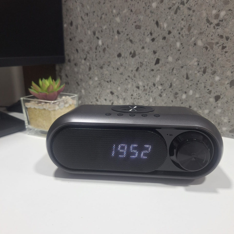 PARLANTE RADIO DESPERTADOR CON CARGA INALÁMBRICA